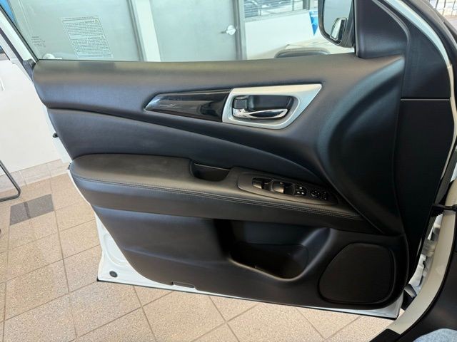 Nissan Pathfinder Vehicle Full-screen Gallery Image 21