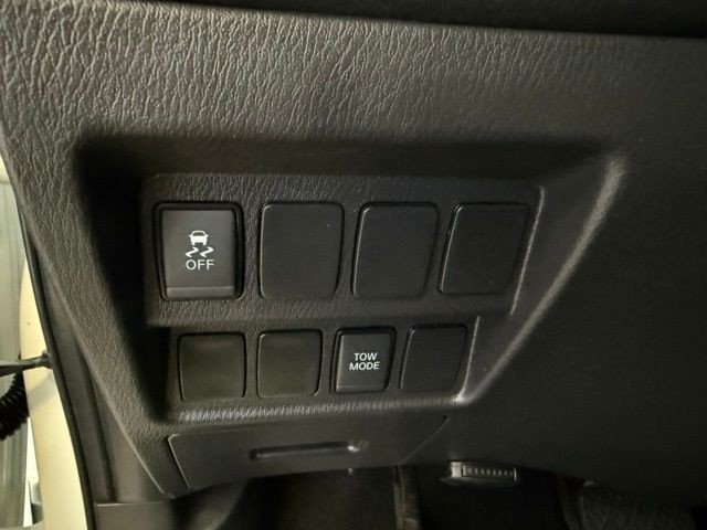 Nissan Pathfinder Vehicle Full-screen Gallery Image 22