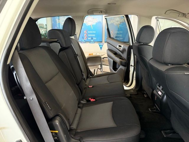 Nissan Pathfinder Vehicle Full-screen Gallery Image 24
