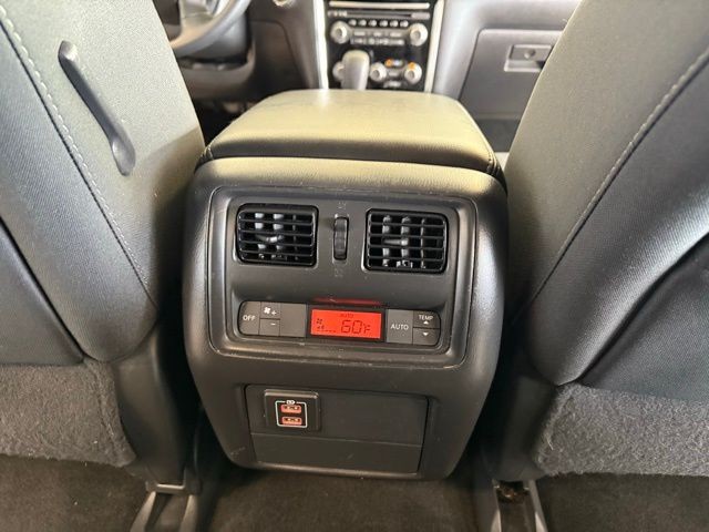 Nissan Pathfinder Vehicle Full-screen Gallery Image 25