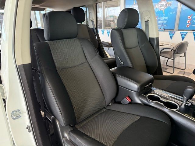 Nissan Pathfinder Vehicle Full-screen Gallery Image 27