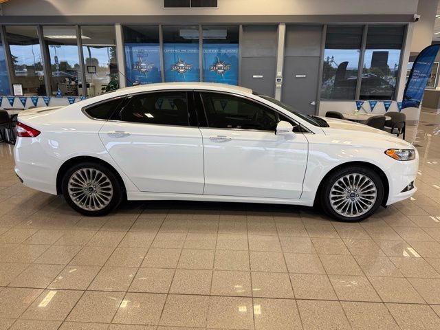 Ford Fusion Vehicle Full-screen Gallery Image 02