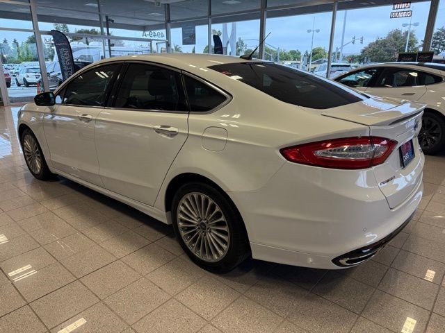 Ford Fusion Vehicle Full-screen Gallery Image 05