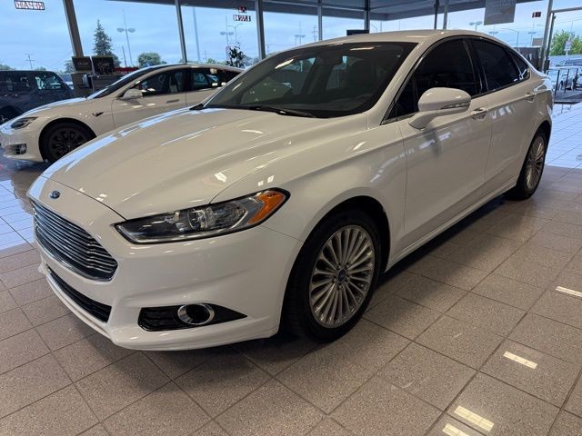 Ford Fusion Vehicle Full-screen Gallery Image 06
