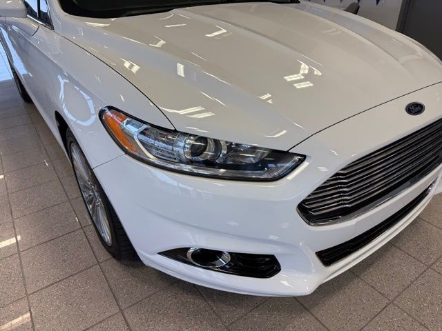 Ford Fusion Vehicle Full-screen Gallery Image 08