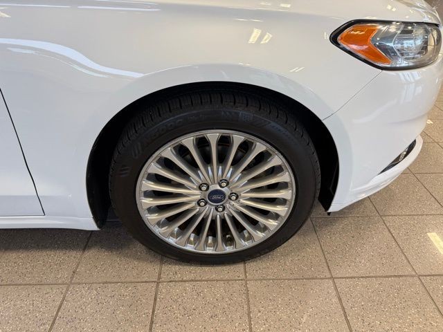 Ford Fusion Vehicle Full-screen Gallery Image 10