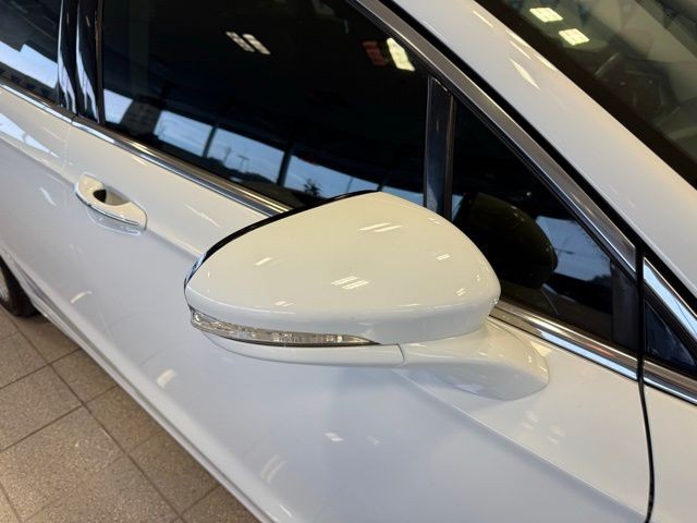 Ford Fusion Vehicle Full-screen Gallery Image 11