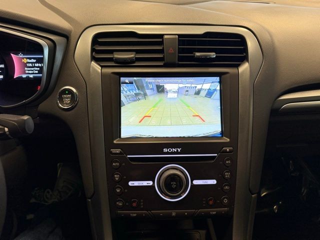 Ford Fusion Vehicle Full-screen Gallery Image 15