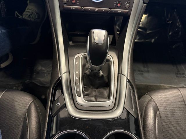 Ford Fusion Vehicle Full-screen Gallery Image 16