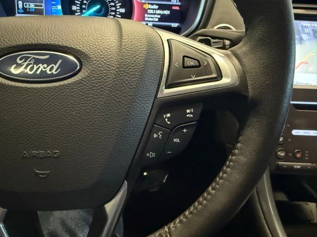 Ford Fusion Vehicle Full-screen Gallery Image 17