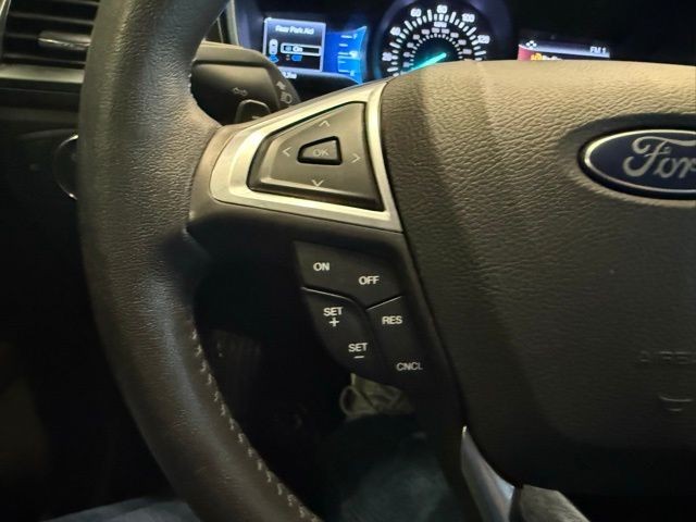 Ford Fusion Vehicle Full-screen Gallery Image 18