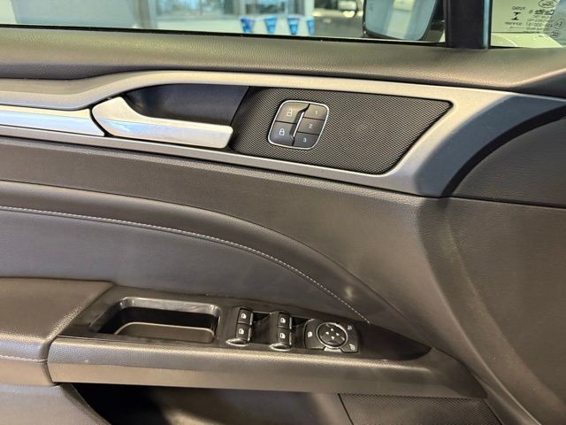 Ford Fusion Vehicle Full-screen Gallery Image 19