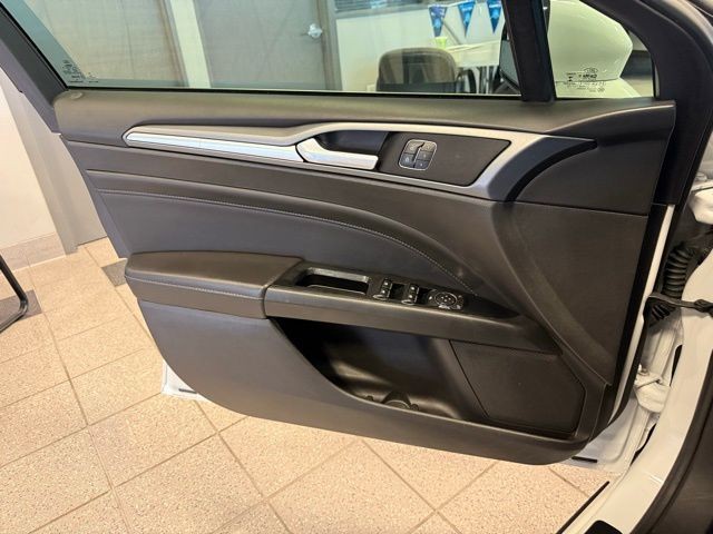 Ford Fusion Vehicle Full-screen Gallery Image 20