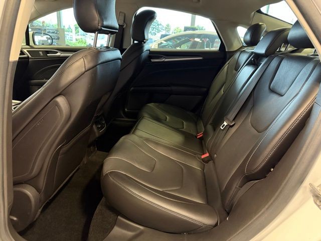 Ford Fusion Vehicle Full-screen Gallery Image 21