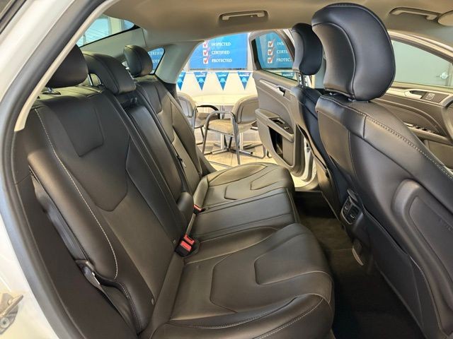 Ford Fusion Vehicle Full-screen Gallery Image 23
