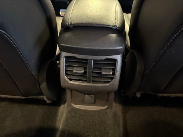 Ford Fusion Vehicle Full-screen Gallery Image 24