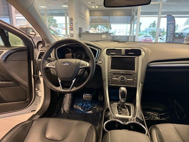 Ford Fusion Vehicle Full-screen Gallery Image 25