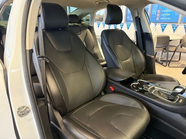 Ford Fusion Vehicle Full-screen Gallery Image 26