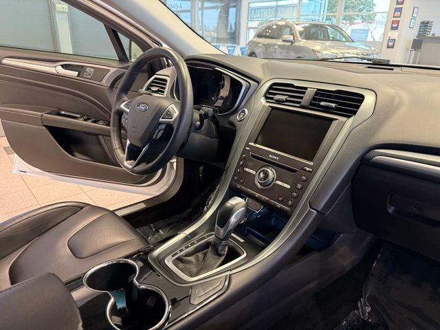 Ford Fusion Vehicle Full-screen Gallery Image 27