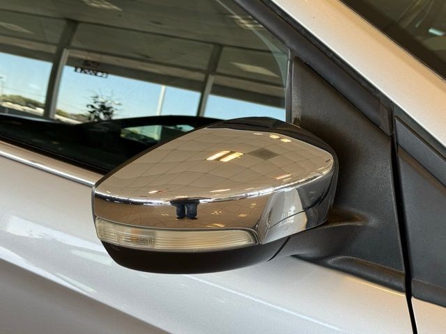 Ford Escape Vehicle Full-screen Gallery Image 12