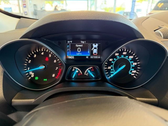 Ford Escape Vehicle Full-screen Gallery Image 14