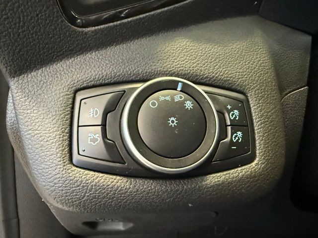 Ford Escape Vehicle Full-screen Gallery Image 22