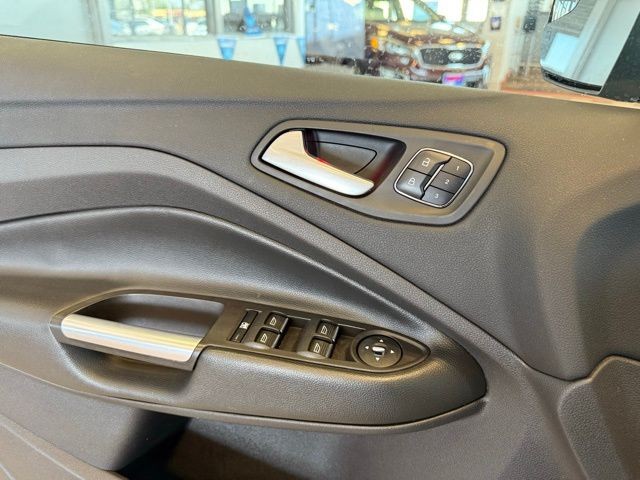 Ford Escape Vehicle Full-screen Gallery Image 23
