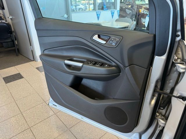Ford Escape Vehicle Full-screen Gallery Image 24