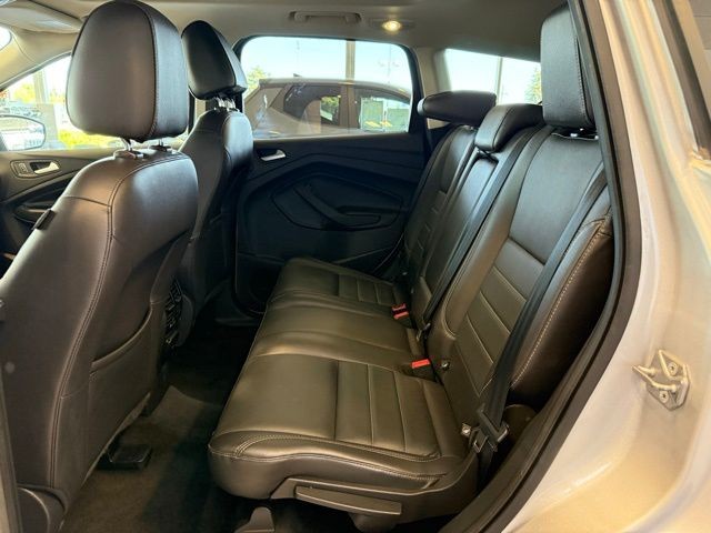 Ford Escape Vehicle Full-screen Gallery Image 25