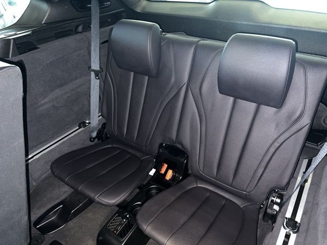BMW X5 Vehicle Full-screen Gallery Image 25