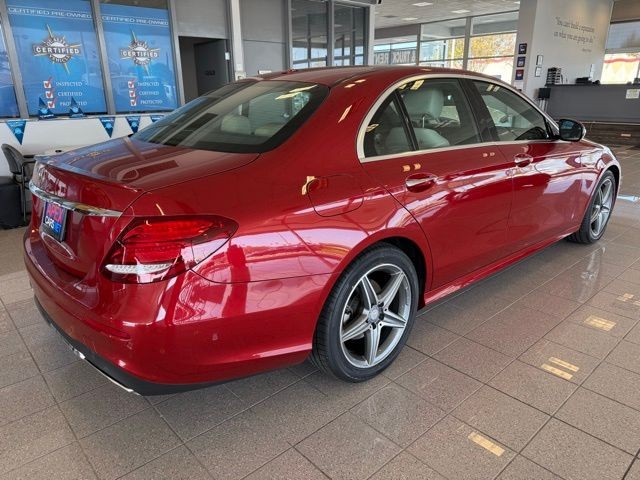 Mercedes-Benz E-Class Vehicle Full-screen Gallery Image 03