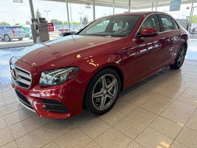 Mercedes-Benz E-Class Vehicle Full-screen Gallery Image 06