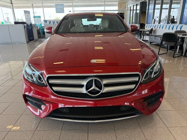 Mercedes-Benz E-Class Vehicle Full-screen Gallery Image 07