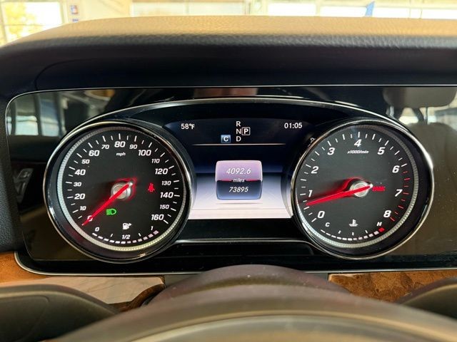 Mercedes-Benz E-Class Vehicle Full-screen Gallery Image 13