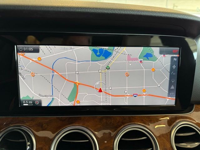 Mercedes-Benz E-Class Vehicle Full-screen Gallery Image 14