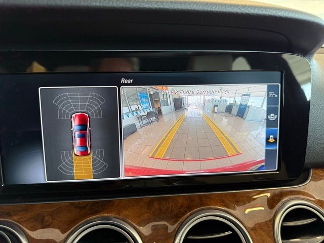 Mercedes-Benz E-Class Vehicle Full-screen Gallery Image 15
