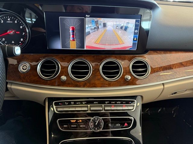 Mercedes-Benz E-Class Vehicle Full-screen Gallery Image 16