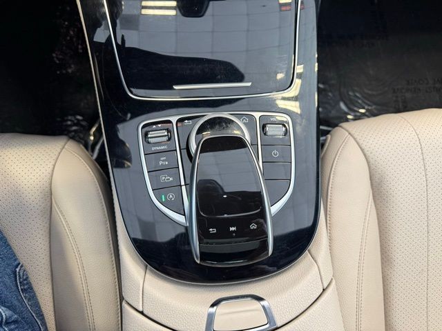 Mercedes-Benz E-Class Vehicle Full-screen Gallery Image 17