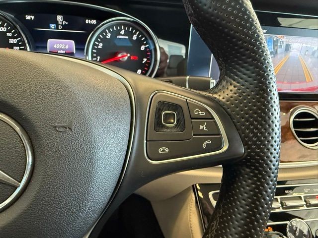 Mercedes-Benz E-Class Vehicle Full-screen Gallery Image 18