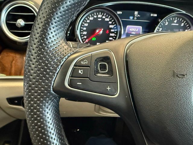 Mercedes-Benz E-Class Vehicle Full-screen Gallery Image 19