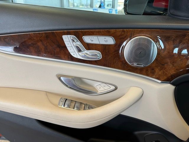 Mercedes-Benz E-Class Vehicle Full-screen Gallery Image 20