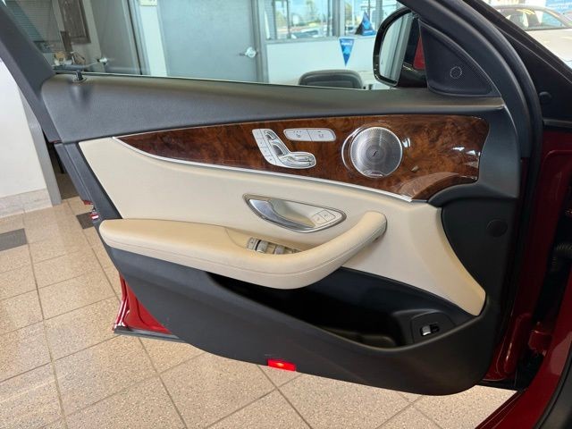 Mercedes-Benz E-Class Vehicle Full-screen Gallery Image 21