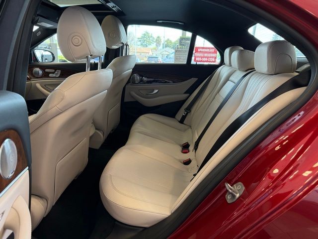 Mercedes-Benz E-Class Vehicle Full-screen Gallery Image 22
