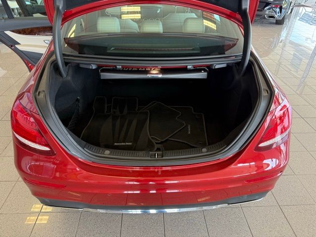 Mercedes-Benz E-Class Vehicle Full-screen Gallery Image 23