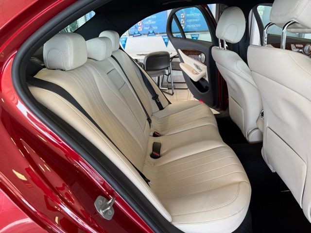 Mercedes-Benz E-Class Vehicle Full-screen Gallery Image 24