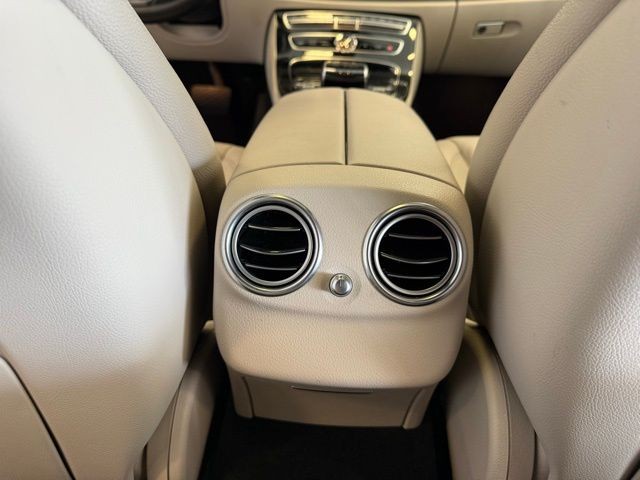 Mercedes-Benz E-Class Vehicle Full-screen Gallery Image 25