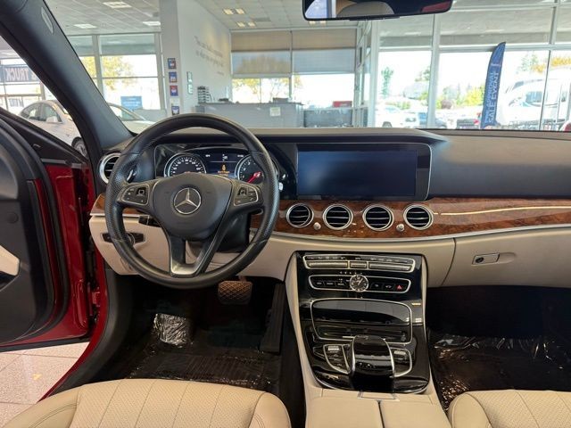 Mercedes-Benz E-Class Vehicle Full-screen Gallery Image 26