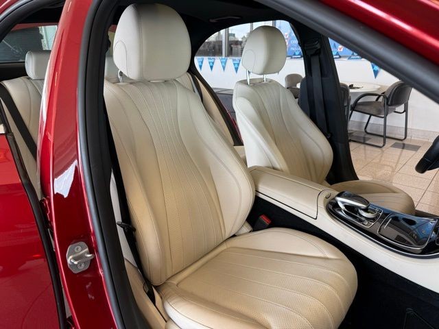 Mercedes-Benz E-Class Vehicle Full-screen Gallery Image 27