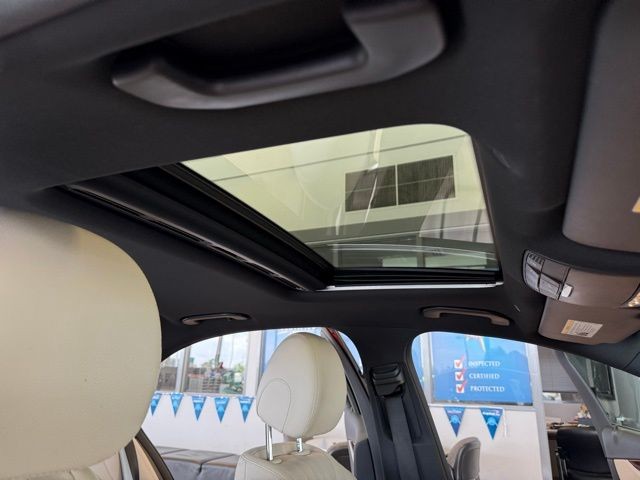 Mercedes-Benz E-Class Vehicle Full-screen Gallery Image 28