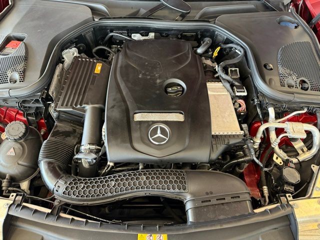 Mercedes-Benz E-Class Vehicle Full-screen Gallery Image 30